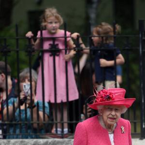 La reine Elisabeth II d'Angleterre passe en revue la garde d'honneur lors de son arrivée au château de Balmoral le 9 août 2021.
