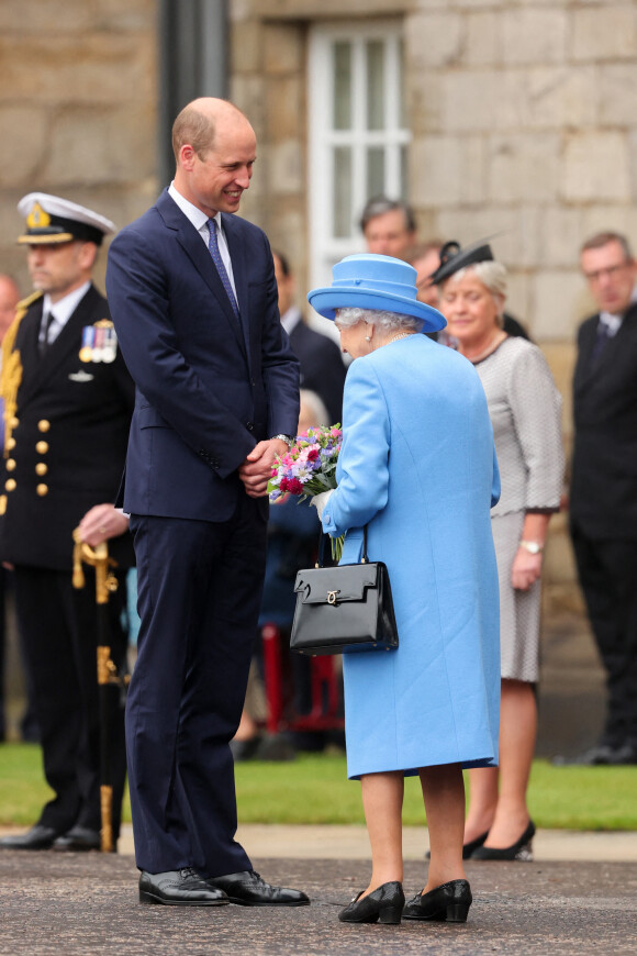 La reine Elisabeth II d'Angleterre et le prince William, duc de Cambridge, assistent à la cérémonie des clés devant le palais d'Holyroodhouse à Edimbourg, moment où la souveraine se voit remettre les clés de la ville. Cet événement marque le début la semaine de Holyrood, que la reine consacre chaque année à l'Ecosse. Le 28 juin 2021.