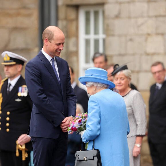 La reine Elisabeth II d'Angleterre et le prince William, duc de Cambridge, assistent à la cérémonie des clés devant le palais d'Holyroodhouse à Edimbourg, moment où la souveraine se voit remettre les clés de la ville. Cet événement marque le début la semaine de Holyrood, que la reine consacre chaque année à l'Ecosse. Le 28 juin 2021.