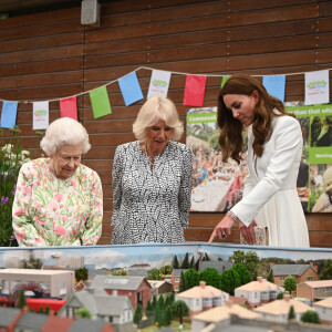 La reine Elisabeth II, Camilla Parker Bowles, duchesse de Cornouailles, et Catherine Kate Middleton, duchesse de Cambridge, participent au Big Lunch Initiative en marge du sommet du G7 à Saint Ives le 11 juin 2021.