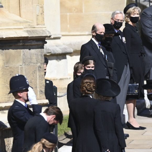 La reine Elisabeth II d'Angleterre, Catherine Kate Middleton, la duchesse de Cambridge, Zara Phillips (Tindall) et Mike Tindall, la princesse Eugenie d'York et son mari Jack Brooksbank, la princesse Beatrice d'York et son mari Edoardo Mapelli Mozzi - Arrivées aux funérailles du prince Philip, duc d'Edimbourg à la chapelle Saint-Georges du château de Windsor, Royaume Uni, le 17 avril 2021.