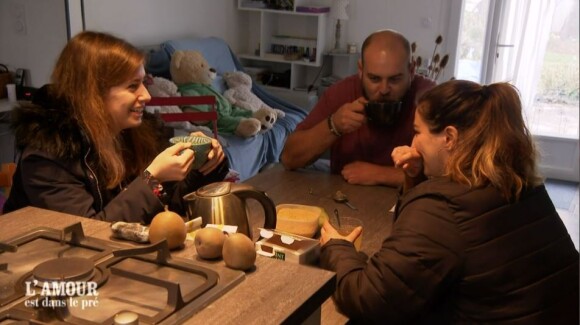Valentin avec ses prétendantes Charley et Natacha lors de l'épisode de "L'amour est dans le pré 2021" du 1er novembre, sur M6