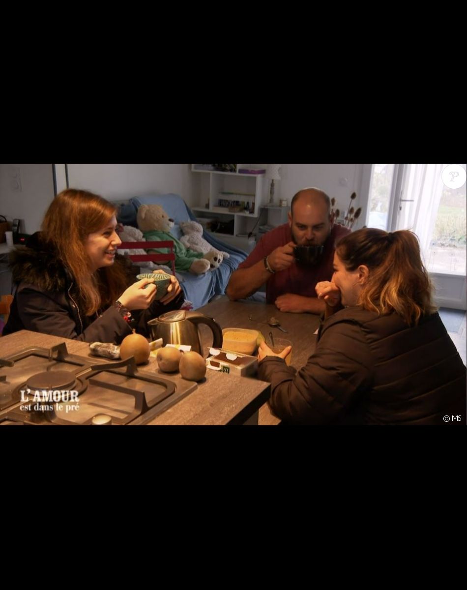 Valentin avec ses prétendantes Charley et Natacha lors de l'épisode de "L'amour est dans le pré 2021" du 1er novembre, sur M6