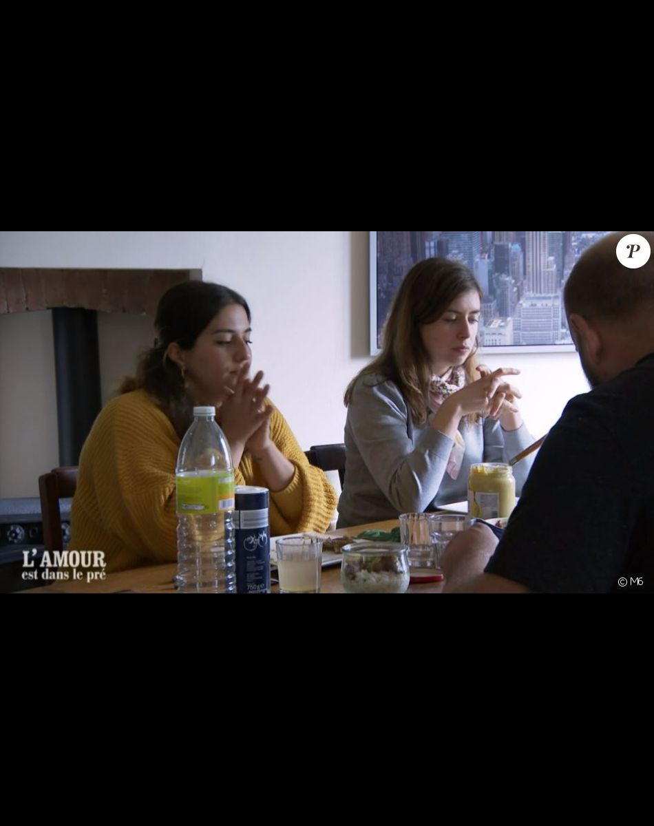 Valentin avec ses prétendantes Charley et Natacha lors de l'épisode de "L'amour est dans le pré 2021" du 1er novembre, sur M6