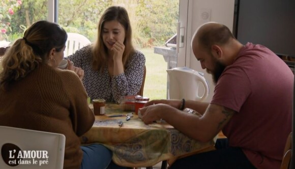 Valentin avec ses prétendantes Charley et Natacha lors de l'épisode de "L'amour est dans le pré 2021" du 1er novembre, sur M6