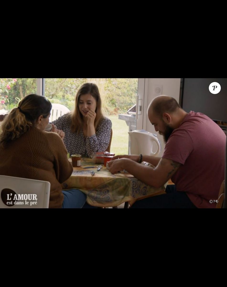 Valentin avec ses prétendantes Charley et Natacha lors de l'épisode de "L'amour est dans le pré 2021" du 1er novembre, sur M6
