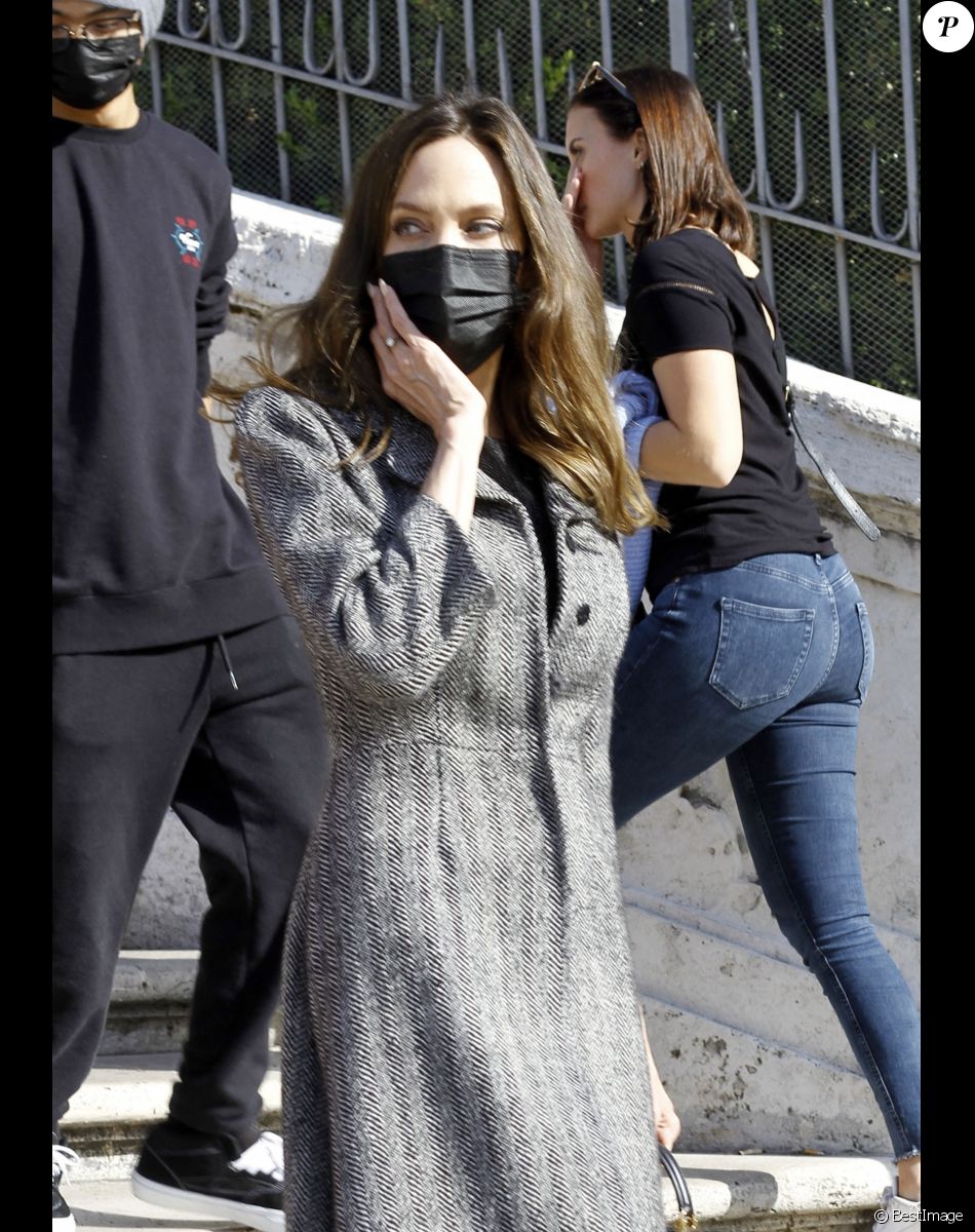 Angelina Jolie fait une sortie touristique avec les enfants à Rome en marge du 16e Festival du film, le 24 octobre 2021.