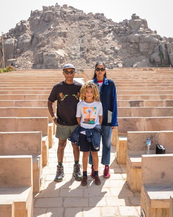 Pharrell Williams pose en famille, en Egypte, sur Instagram.