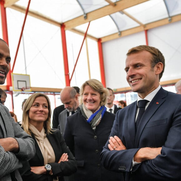 Le President de la République française Emmanuel Macron, accompagné par Tony Parker, visite la halle sportive et échanger avec des jeunes usagers et présidents de fédérations sportives de handball, de judo, de basket et de tennis dans le cadre de son déplacement consacré aux Jeux Olympiques et Paralympiques de Paris 2024, à Tremblay-en-France, Seine-Saint-Denis, France, le 14 octobre 2021. © Isabelle Harsin/Pool/Bestimage