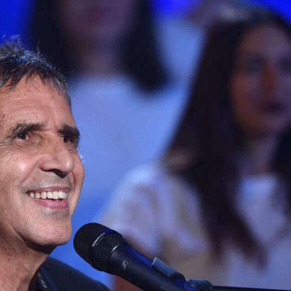 Julien Clerc - Enregistrement de l'émission "300 Choeurs chantent les plus belles comédies musicales" à Paris. © Giancarlo Gorassini / Bestimage