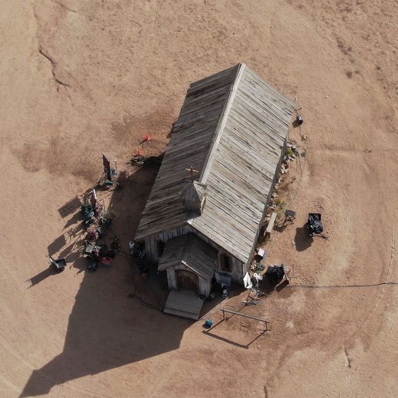 Exclusif - Vue aérienne du lieu de tournage du film "Rust" ou Halyna Hutchins (directrice de la photographie du film) a été abattue accidentellement par l'acteur Alec Baldwin à Santa Fe au Nouveau-Mexique le 23 octobre 2021. L'incident se serait produit à l'église, photographiée ici.