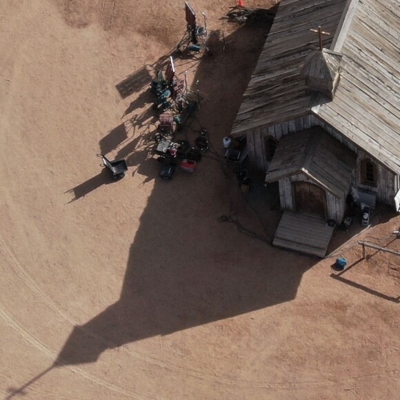 Exclusif - Vue aérienne du lieu de tournage du film "Rust" ou Halyna Hutchins (directrice de la photographie du film) a été abattue accidentellement par l'acteur Alec Baldwin à Santa Fe au Nouveau-Mexique le 23 octobre 2021. L'incident se serait produit à l'église, photographiée ici.