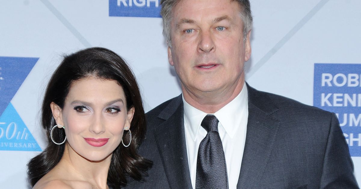 Tir accidentel d’Alec Baldwin : l’acteur apparaît avec sa famille après un drame