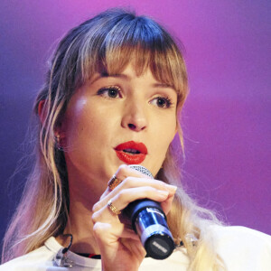 La chanteuse Angèle donne un concert au piano - 3ème édition de l'évènement "Run to kick" (dont le but est de collecter des fonds et de financer des projets de recherche innovants contre le cancer pédiatrique) à Louvain-la-Neuve en Belgique, le 27 septembre 2020.