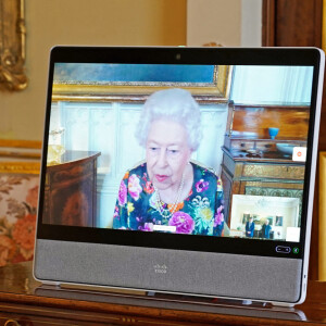 La reine Elisabeth II d'Angleterre en audience virtuelle depuis le château de Windsor, pour remettre la médaille "The Queen's Gold Medal for Poetry" au palais de Buckhingham à Londres. Le 28 octobre 2021