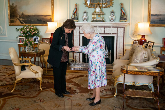 Imogen Cooper a reçu la médaille "Queen's Medal for Music for 2019" au palais de Buckhingham à Londres. Le 13 octobre 2021