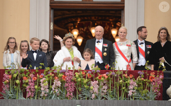 La princesse Ingrid Alexandra, la princesse Emma Tallulah Behn, le prince Sverre Magnus, la princesse Maud Angelica Behn, la reine Sonja, la princesse Leah Isadora Behn, le roi Harald V, la princesse Mette-Marit, le prince Haakon, la princesse Märtha Louise - Les familles royales au balcon lors du 80ème anniversaire du roi Harald et de la reine Sonja de Norvège à Oslo, Norvège, le 9 mai 2017.