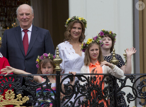 Le roi Harald, la princesse Martha Louise, Emma Tallulah Behn, Maud Angelica Behn, Leah Isadora Behn - La famille royale de Norvège lors de la garden party du jubilé des 25 ans de règne du roi Harald de Norvège à Trondheim le 23 juin 2016.