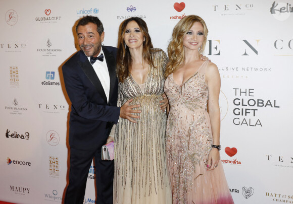 Bernard Montiel, Fabienne Carat enceinte et sa soeur Carole Carat - Photocall de la 10ème édition du "Global Gift Gala 2021" à l'hôtel Four Seasons Hotel George V à Paris le 30 octobre 2021. © Marc Ausset Lacroix/Bestimage