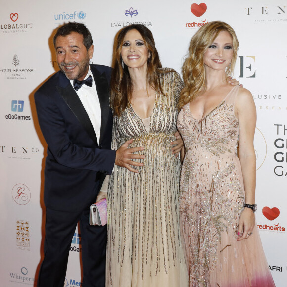 Bernard Montiel, Fabienne Carat enceinte et sa soeur Carole Carat - Photocall de la 10ème édition du "Global Gift Gala 2021" à l'hôtel Four Seasons Hotel George V à Paris le 30 octobre 2021. © Marc Ausset Lacroix/Bestimage