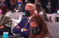 Joe Biden s'assoupissant lors d'un discours dans le cadre de la COP26 sur le climat à Glasgow au Royaume-Uni.