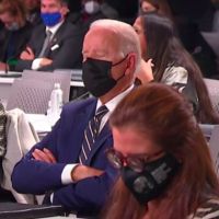 Joe Biden s'endort durant la COP26 : Donald Trump le ridiculise
