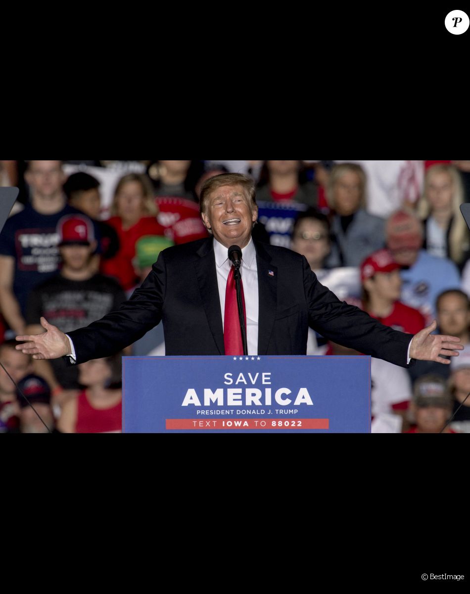 L'ancien président Donald Trump lors d'un meeting "Save America" à Des Moines dans l'Iowa le 9 octobre 2021. © Brian Cahn/ZUMA Press Wire / Bestimage