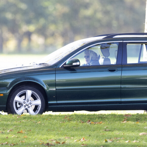 La reine Elisabeth II d'Angleterre conduit seule sa Jaguar break dans les jardins du chateau de Windsor le 1er novembre 2021.