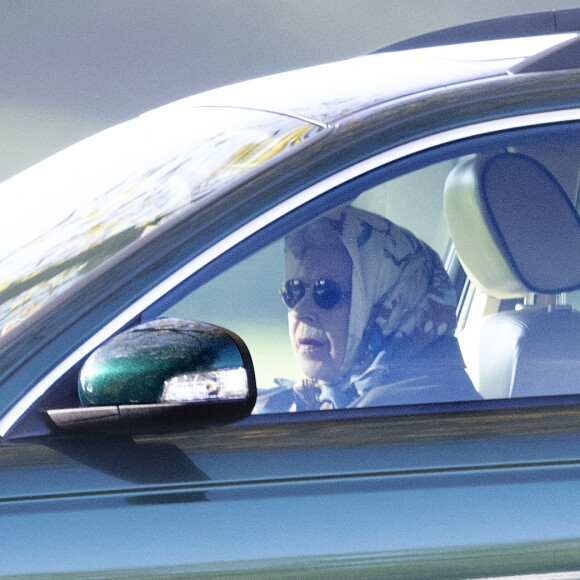 La reine Elisabeth II d'Angleterre conduit seule sa Jaguar break dans les jardins du chateau de Windsor le 1er novembre 2021.