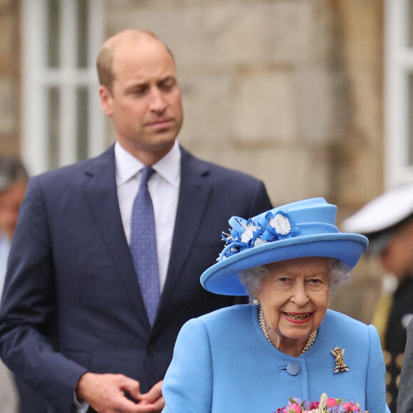 La reine Elisabeth II d'Angleterre et le prince William, duc de Cambridge, assistent à la cérémonie des clés devant le palais d'Holyroodhouse à Edimbourg, moment où la souveraine se voit remettre les clés de la ville. Cet événement marque le début la semaine de Holyrood, que la reine consacre chaque année à l'Ecosse. Le 28 juin 2021. 