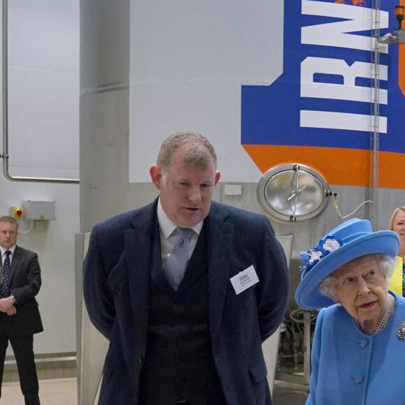 La reine Elisabeth II d'Angleterre et Le prince William, duc de Cambridge (connu sous le nom de comte de Strathearn en Écosse) visitent l'usine AG Barr, où la boisson Irn-Bru est fabriquée, à Cumbernauld, le 28 juin 2021.