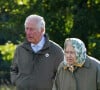 La reine Elisabeth II d'Angleterre et le prince Charles, prince de Galles, lancent le début de la saison de plantation officielle du Queen's Green Canopy (QGC) au domaine de Balmoral, Royaume Uni, le 1er octobre 2021. 