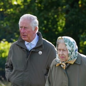 La reine Elisabeth II d'Angleterre et le prince Charles, prince de Galles, lancent le début de la saison de plantation officielle du Queen's Green Canopy (QGC) au domaine de Balmoral, Royaume Uni, le 1er octobre 2021. 