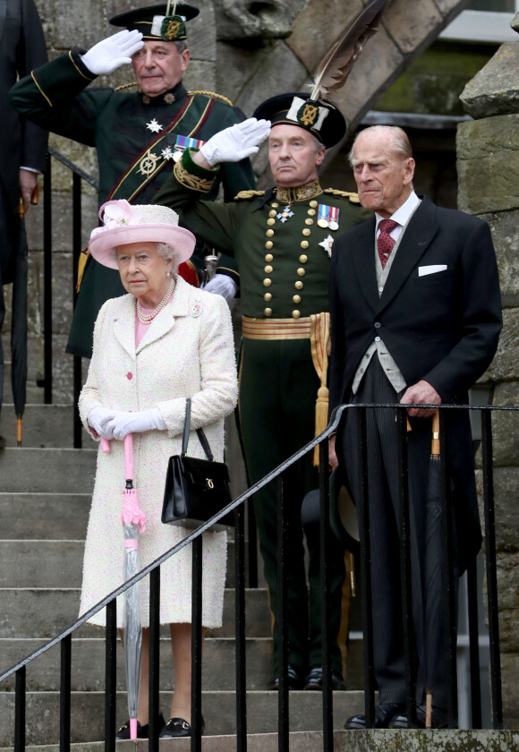 La reine Elisabeth II d'Angleterre et le prince Philip, duc d'Edimbourg, lors de la Garden Party au palais d'Holyroodhouse à Edimbourg. Le 4 juillet 2017 