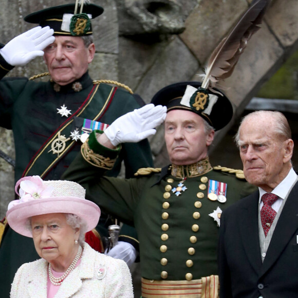La reine Elisabeth II d'Angleterre et le prince Philip, duc d'Edimbourg, lors de la Garden Party au palais d'Holyroodhouse à Edimbourg. Le 4 juillet 2017 
