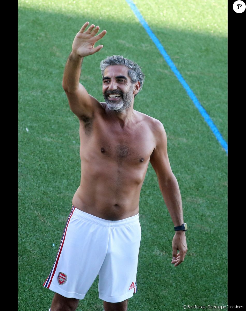 Ary Abittan - Les VIP avaient répondu présent au match amical de football entre amis, organisé par J.C.Darmon, au profit de l'association "Plus fort la vie" au stade Marcel Aubour de Saint-Tropez, Côte d'Azur, le 7 août 2021. L'association vient en aide aux enfants défavorisés et malades. L'équipe d'Arsenal était en rouge et l'équipe de la Juventus en noir et blanc. © Dominique Jacovides/Bestimage