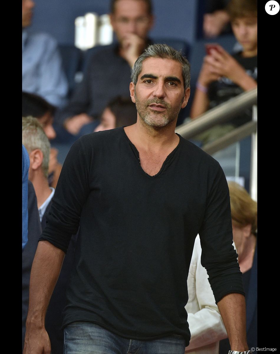 Ary Abittan dans les tribunes lors du match de championnat de Ligue 1 Conforama opposant le Paris Saint-Germain au Toulouse FC au parc des Princes à Paris, France, le 25 août 2019. Le PSG a gagné 4-0. © Giancarlo Gorassini/Bestimage Celebs in the stands attending the French First League Soccer match, PSG vs TFC at the Parc des Princes stadium in Paris, France, on August 25, 2019. PSG won 4-0.