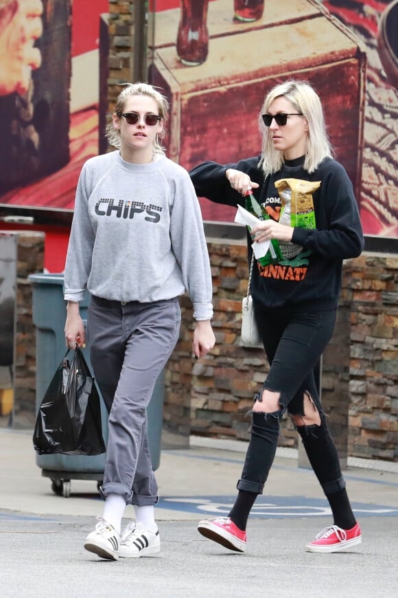Exclusif - Kristen Stewart et Dylan Meyer sont allées faire des courses dans le quartier de Los Feliz à Los Angeles, le 9 mars 2020