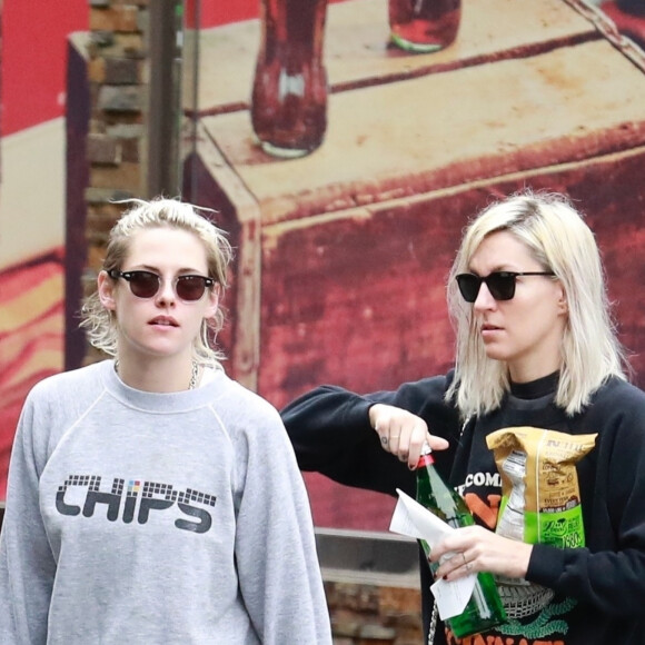 Exclusif - Kristen Stewart et Dylan Meyer sont allées faire des courses dans le quartier de Los Feliz à Los Angeles, le 9 mars 2020