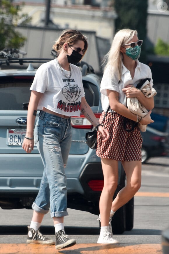 Exclusif - Kristen Stewart et sa compagne Dylan Meyer vont faire leurs courses chez Gelson à Los Angeles le 17 octobre 2020.