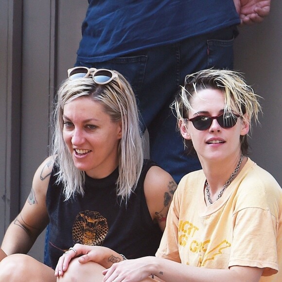 Exclusif - Kristen Stewart plaisante et embrasse tendrement sa compagne Dylan Meyer dans les rues de New York, 15 août 2019.
