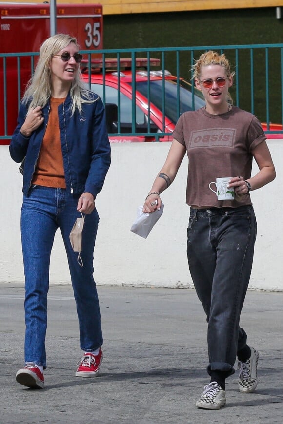 Exclusif - Kristen Stewart et sa compagne Dylan Meyer se rendent dans un magasin de cannabis à Los Angeles le 18 septembre 2021.
