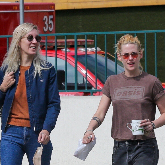 Exclusif - Kristen Stewart et sa compagne Dylan Meyer se rendent dans un magasin de cannabis à Los Angeles le 18 septembre 2021.