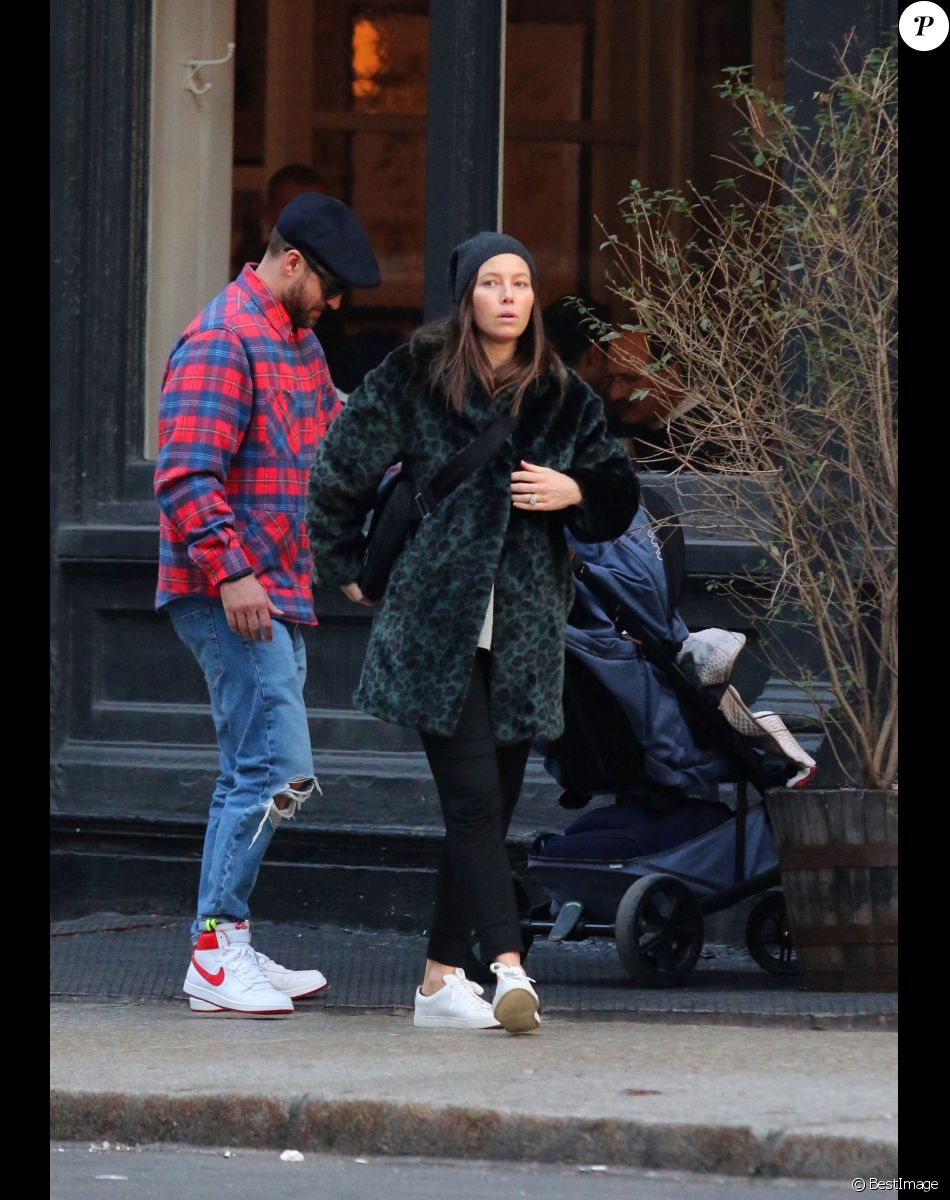 Justin Timberlake et sa femme Jessica Biel sont allés déjeuner avec leur fils Silas au restaurant Bubby dans le quartier de Downtown Manhattan à New York, le 23 février 2020