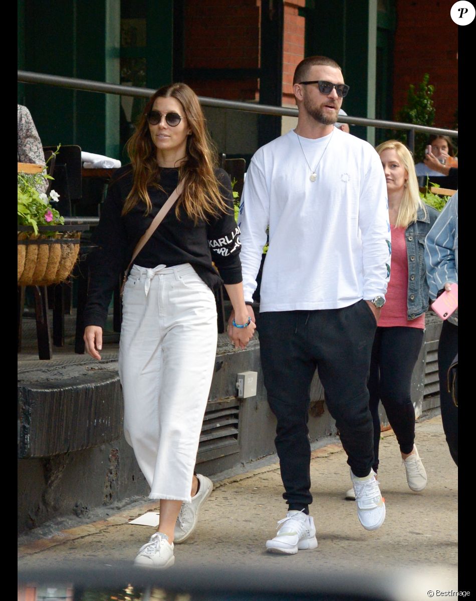 Exclusif - Jessica Biel et son mari Justin Timberlake sont allés diner avec des amis au restaurant Yves dans le quartier de Tribeca à Los Angeles, le 25 août 2019