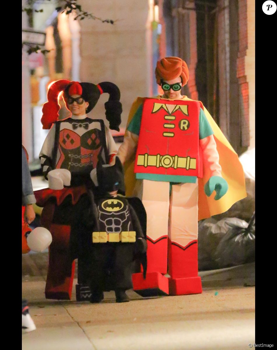 Justin Timberlake et sa femme Jessica Biel de sortie pour 'trick or treat' avec leur fils Silas le soir d'Halloween à New York, le 31 octobre 2018