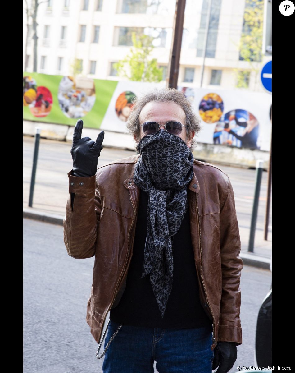 Exclusif - Philippe Manoeuvre - L'équipe de l'émission "Les Grosses Têtes" continue de travailler pendant le confinement lors de l'épidémie de coronavirus (COVID-19) le 7 avril 2020. Arrivées des chroniqueurs à la radio RTL au studio du groupe M6, à Neuilly sur Seine. © Jack Tribeca / Bestimage