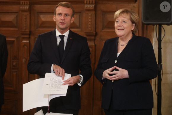 Le président Emmanuel Macron remet les insignes de Grand Croix de la Légion d'Honneur à la chancelière Angela Merkel lors d'une visite à Vougeot le 3 novembre 2021. C'est la dernière visite de Angela Merkel en France en tant que Chancelière d'Allemagne. Jean-Christophe Tardivon / Pool / Bestimage