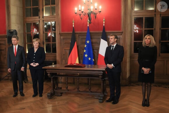 Joachim Sauer, le mari de Angela Merkel, Brigitte Macron - Le président Emmanuel Macron remet les insignes de Grand Croix de la Légion d'Honneur à la chancelière Angela Merkel lors d'une visite à Vougeot le 3 novembre 2021. C'est la dernière visite de Angela Merkel en France en tant que Chancelière d'Allemagne. Jean-Christophe Tardivon / Pool / Bestimage