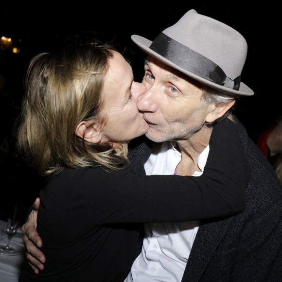 Sandrine Bonnaire et son compagnon Eric Truffaz - Concert de Nicoletta, à l'occasion de ses 50 ans de carrière, au Lido à Paris. Le 4 novembre 2021. © Cédric Perrin / Bestimage